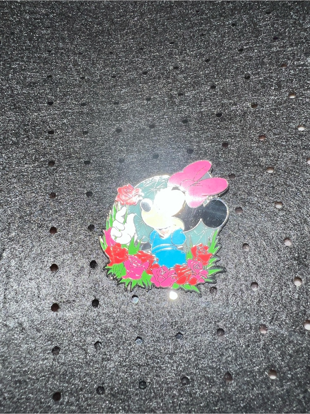 Disney Parks Minnie Mouse Floral Wreath Trading Pin – Authentic